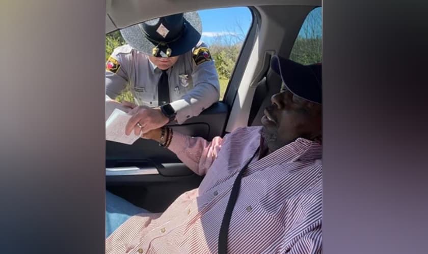 À beira da estrada, o policial e Anthony oraram juntos a Deus. (Foto: Jaret Doty).