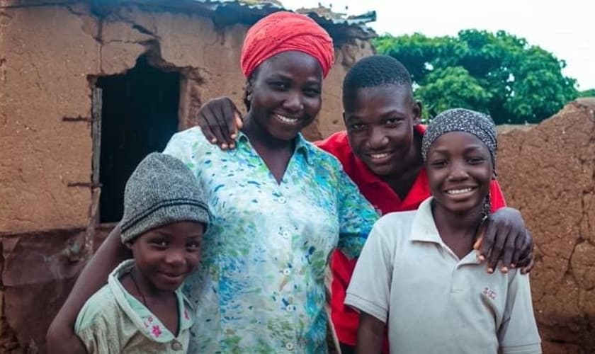 Charity e seus três filhos depois do reencontro. (Foto: Captura de tela/YouTube Portas Abertas)