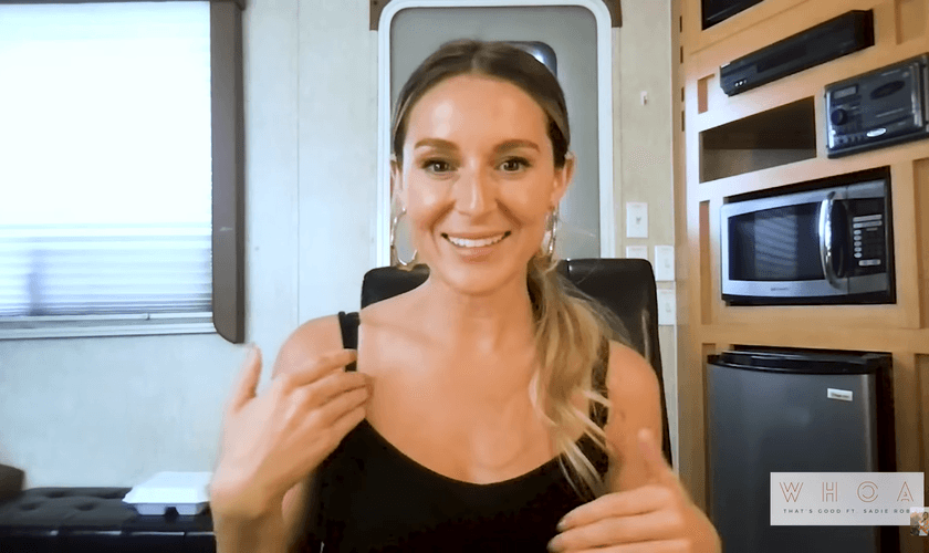 A atriz Alexa PenaVega superou um distúrbio alimentar com a ajuda de Deus. (Foto: YouTube/Sadie Robertson).