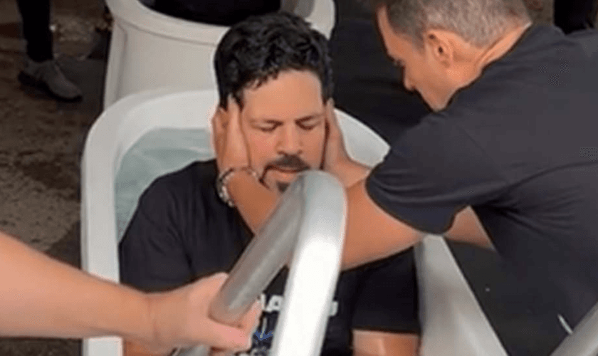 Sorocaba no momento do batismo nas águas. (Foto: Instagram Biah Rodrigues)