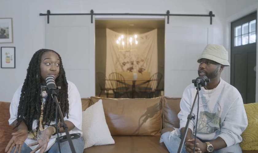 Jackie Hill Perry e seu marido, Preston Perry, deram conselhos sobre namoro aos solteiros cristãos. (Foto: YouTube /With The Perrys).