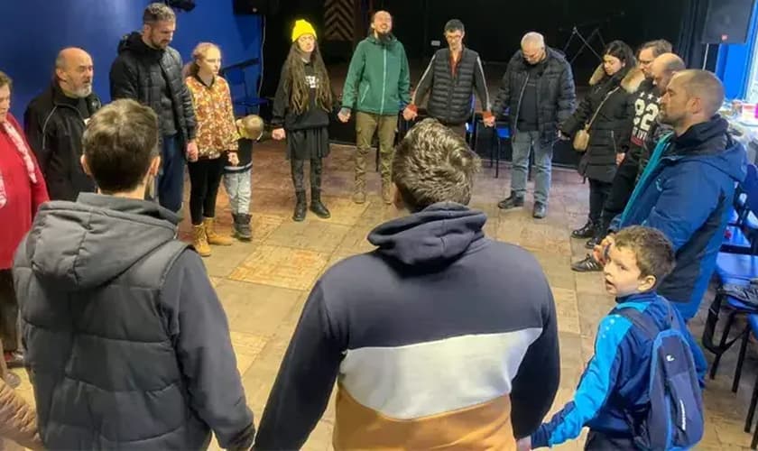 Cristãos ucranianos reunidos em momento de oração. (Foto ilustrativa: Portas Abertas)