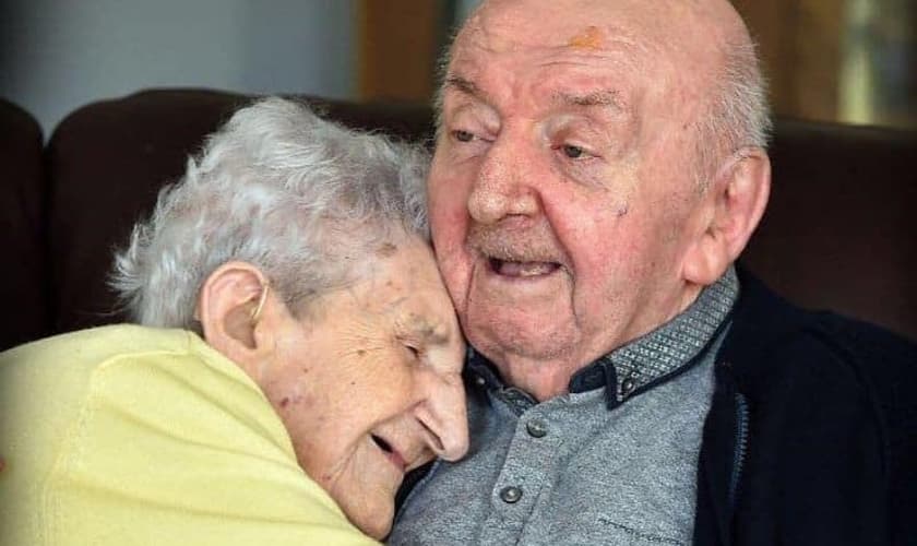 Ada, de 98 anos, abraçada ao seu filho Tom Keating, de 80. (Foto: Reprodução / GOD TV)