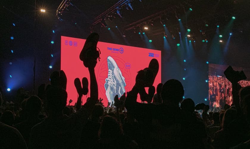 Milhares de jovens levantaram os calçados, simbolizando seu compromisso com a Grande Comissão. (Foto: Guiame/Marcos Paulo Correa)