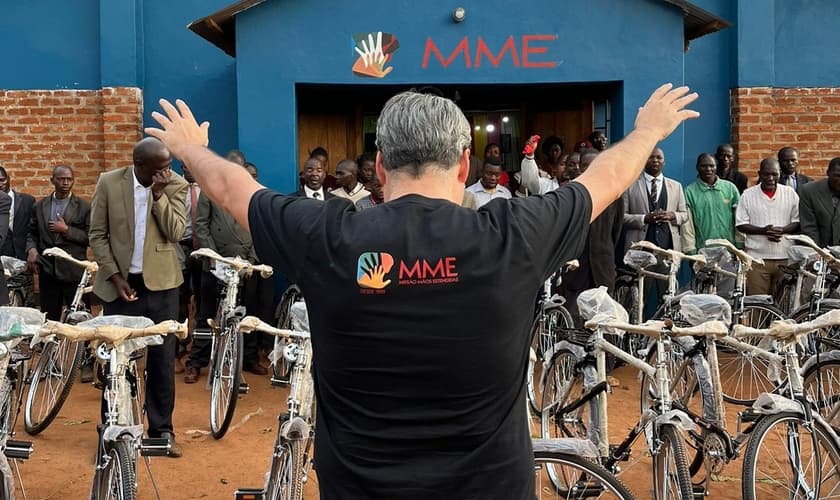 Elias Caetano em oração por pastores africanos. (Foto: Marcos Corrêa/Guiame/MME)