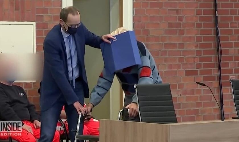 Josef Schuetz se esconde durante o julgamento. (Foto: Captura de tela/YouTube Inside Edition)