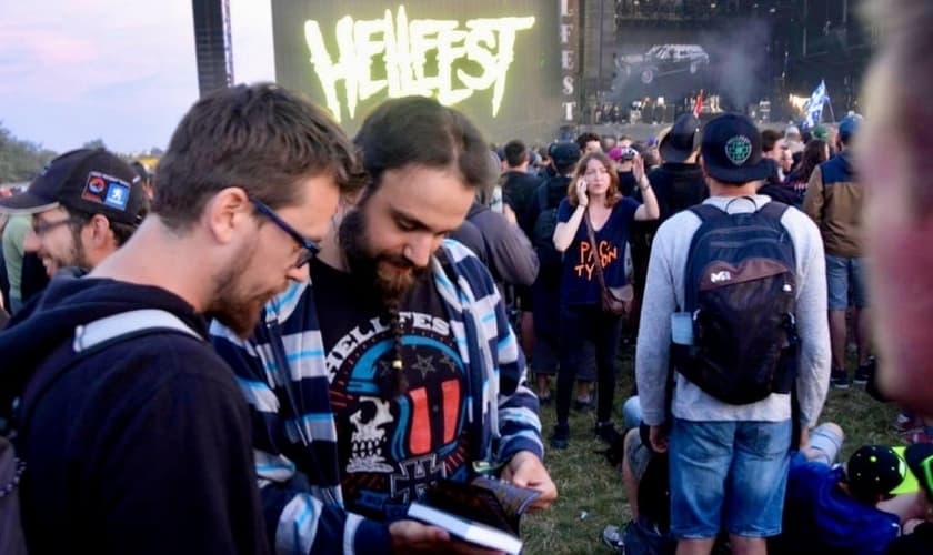 Membros do “Metal Mission” evangelizam na 15ª edição do “Hellfest”, na França. (Foto: Metal Mission via Livenet.ch).