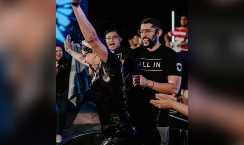 JJ Vasquez durante batismo da irmã Vicky. (Foto: Reprodução / AG News)