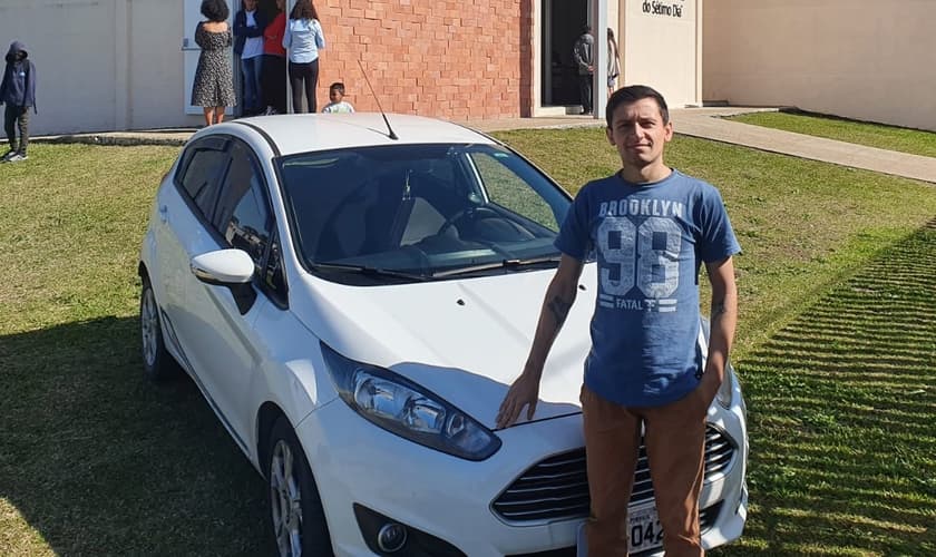 Eric em frente ao seu carro, que usa como ferramenta evangelística. (Foto: Arquivo pessoal)