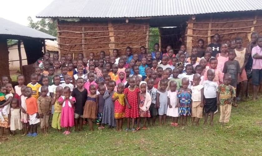 Crianças do orfanato da Igreja Raising Saints, em Mbale. (Foto: cortesia Pr. Sila Simali)