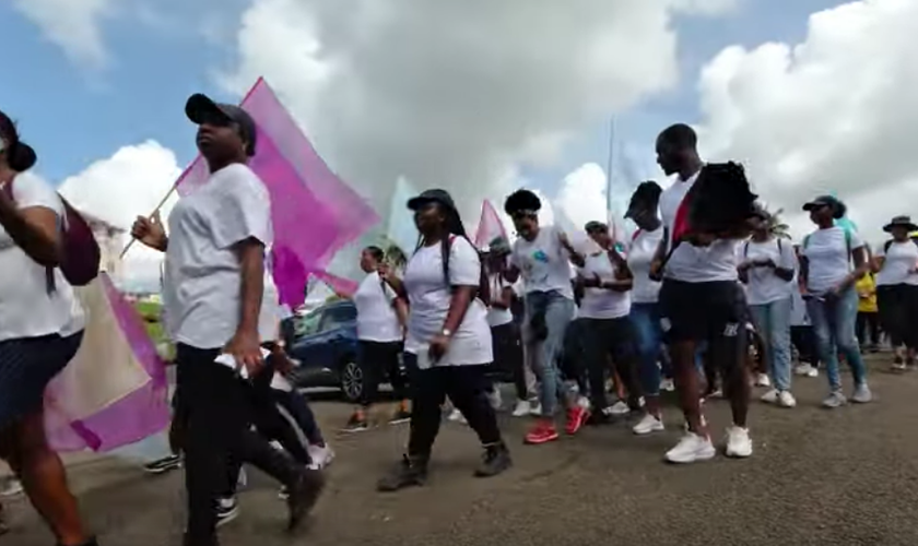 Evangélicos marcham nas ruas da Martinica. (Captura de tela Maps Tabernacle)