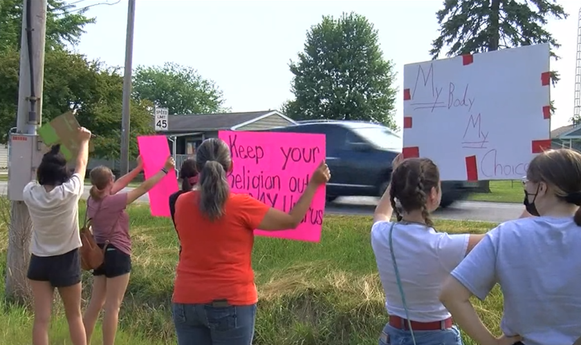 Manifestantes pró-aborto protestaram em frente a Cedar Creek Church. (Foto: Reprodução/WTOL-11).