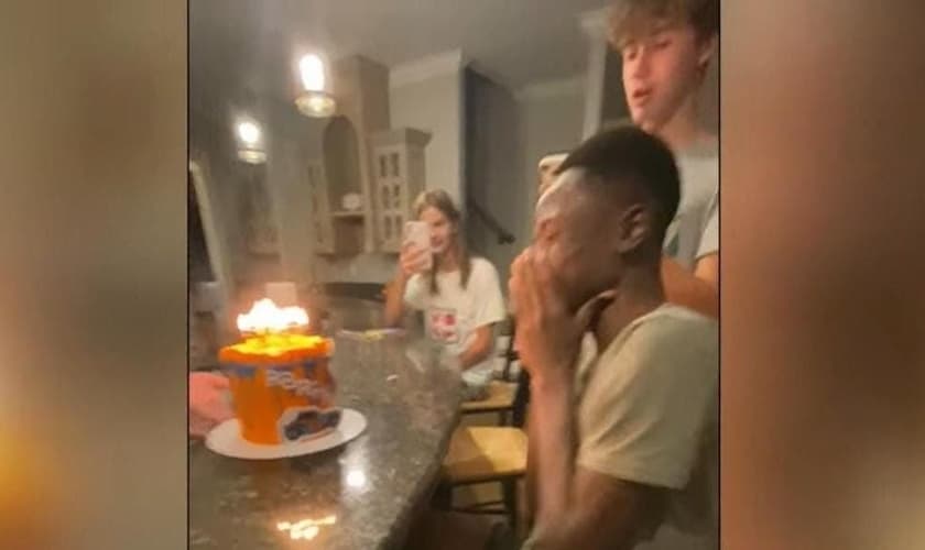 Festa de aniversário de Abraham com seu “bolo de bênção”. (Foto: Captura de tela/Vídeo CBS Evening News)