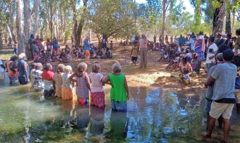 Mais de 100 aborígenes do povo bininj desceram as águas do rio Caddell. (Foto: Eternity News).