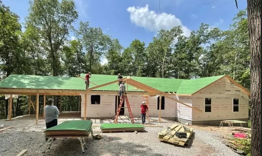 Mike e Susan Phillips foram guiados por Deus para construir um complexo de 10 casas. (Foto: Baptist Press).