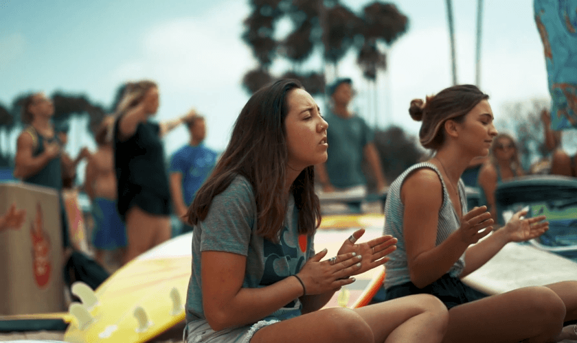Ministério de intercessão é feito nas praias. (Foto: Catch The Wave)