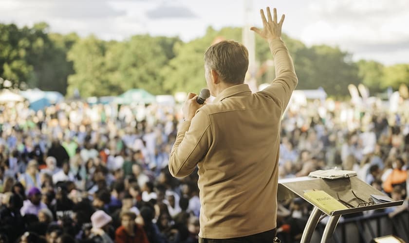 Andrew Palau no palco durante o Festival Manchester, que teve centenas de pessoas se entregando a Jesus. (Foto: The Message Trust)