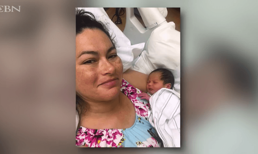 Elena Robles e sua primeira filha, Isabel Esperanza. (Captura de tela CBN News)