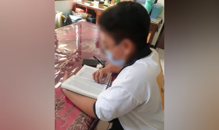 A ex-muçulmana Tari aceitou Jesus e foi batizada. (Foto: Open Doors).