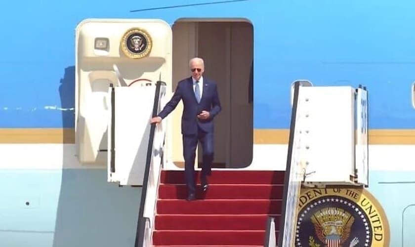 O presidente dos EUA, Joe Biden, chega ao Aeroporto Ben Gurion no Air Force One, 13 de julho de 2022. (Imagem: Time of Israel Captura de tela)