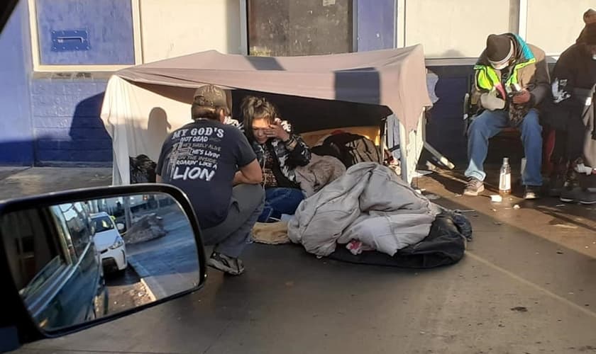 Dale Desjarlais entrega alimentos e doações nas ruas de Edmonton todo segundo sábado. (Foto: Facebook Dale Desjarlais)