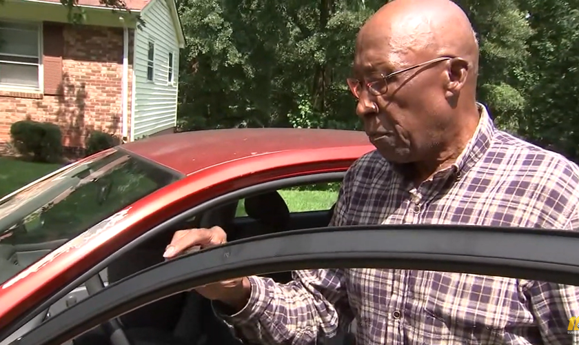 Clearance Jones conseguiu evitar que seu carro fosse roubado. (Foto: YouTube/ABC11).