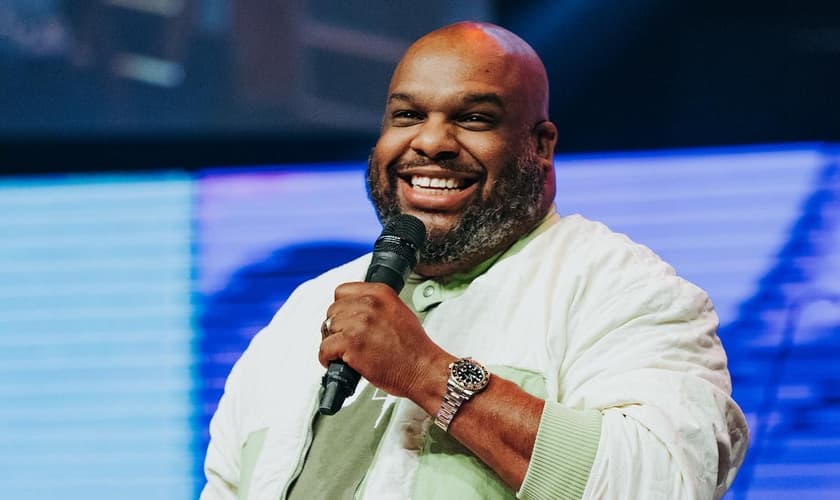 Pastor John Gray é líder da Igreja Relentless. (Foto: Relentless Church/Facebook)