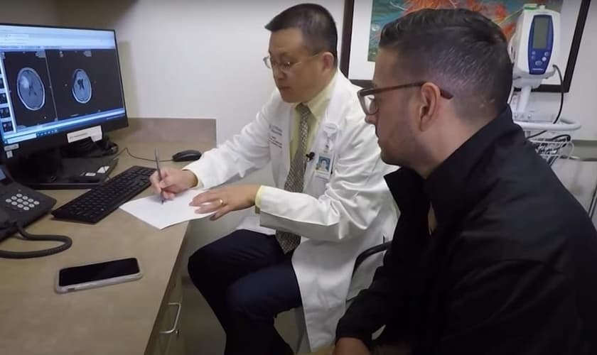 Israel Lemus e o médico oncologista Jay-Jiguang Zhu. (Foto: Captura de tela/YouTube Khou 11)