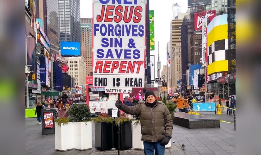 Marcos Nurmberger prega o Evangelho com placas na Times Square. (Foto: Marcos Nurmberger).