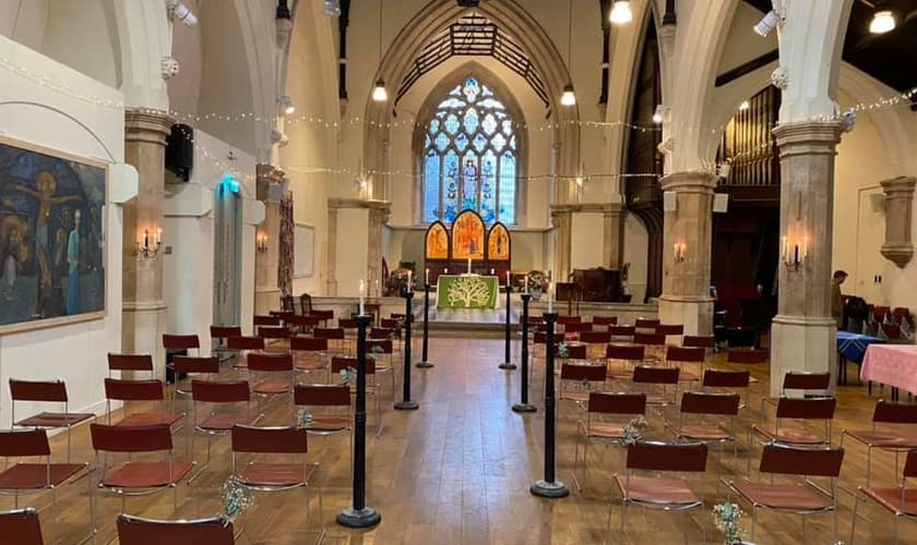 Com paredes grossas e tetos altos, os templos se tornaram um dos lugares mais frescos. (Foto: Facebook/St Luke's Holloway).