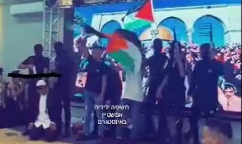Vídeo mostra alunos da Anata High School vestidos como pistoleiros "atirando" em alunos vestidos como judeus religiosos, 20 de julho de 2022. (Captura de tela Twitter Shimon)