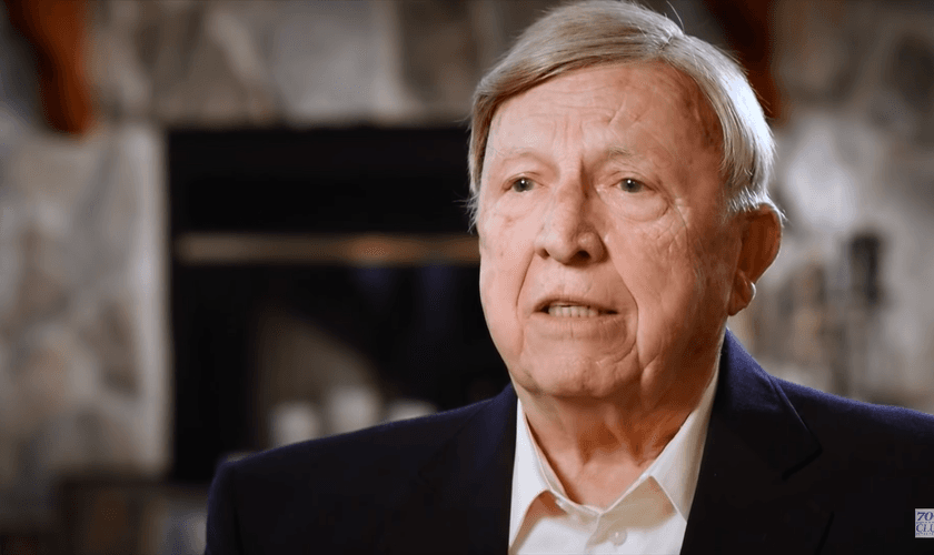 Jerry Schofield viu “mãos enormes de ouro” tocar seu corpo e o curar. (Foto: YouTube/700 Club Interactive).