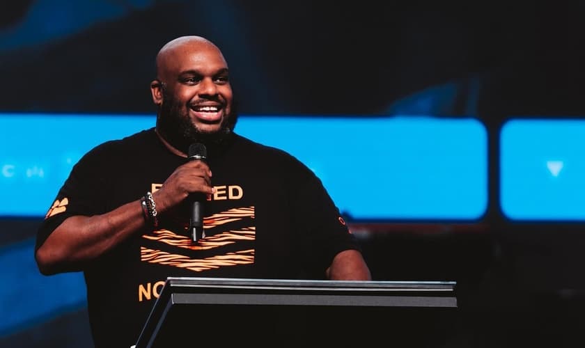 Pastor John Gray é líder da Igreja Relentless. (Foto: Relentless Church/Facebook)