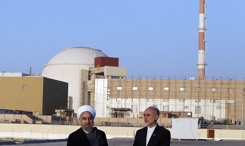 Ex-presidente do Irã, Hassan Rouhani e Ali Akbar Salehi, diretor da Organização de Energia Atômica do Irã (AEOI), na Usina Nuclear de Bushehr. (Foto: Reprodução/Wikimedia Commons)