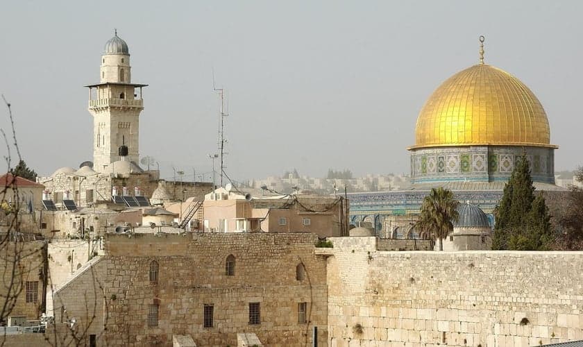 Vista do Muro das Lamentações, Jerusalém. (Imagem de DEZALB do Pixabay)