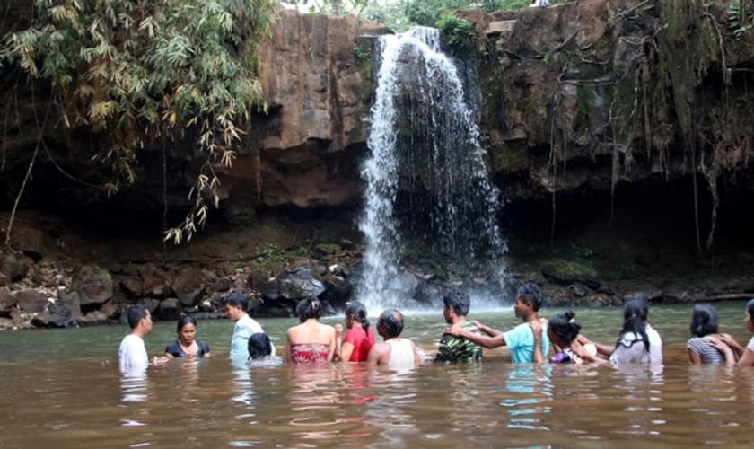 Novos convertidos foram batizados no Sudeste Asiático. (Foto: International Mission Board).