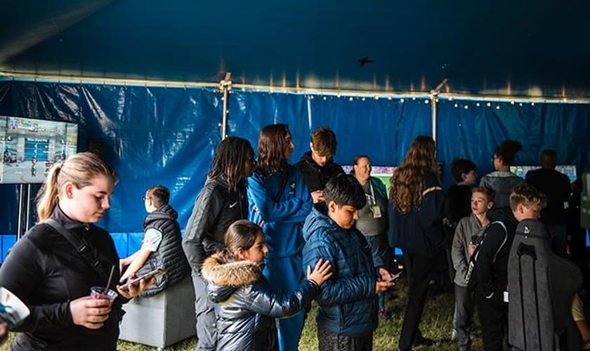 Estudantes assistem a um torneio de videogame realizado no Festival Manchester. (Foto: Reprodução / Nazarene)
