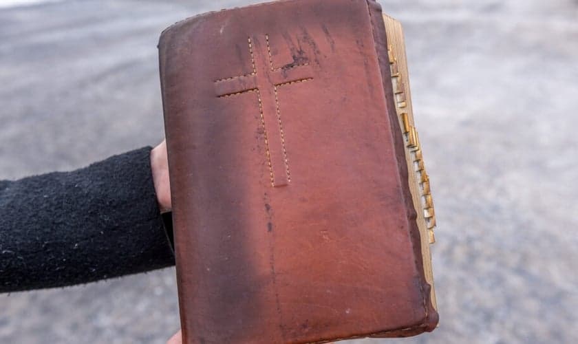 Valentina Melentjeva ficou grata por sua antiga Bíblia ter sobrevivido ao fogo. (Foto: Adventist Media Exchange (CC BY 4.0).