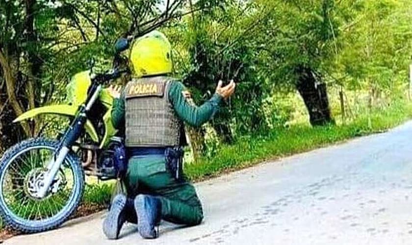 Imagem de policial orando de joelhos em rua da Colômbia viraliza. (Foto: Reprodução/Evangelical Focus)