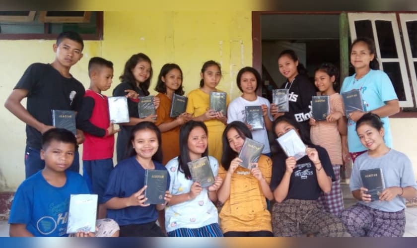 A missão, liderada por David, recebeu 40 Bíblias para as crianças. (Foto: International Christian Concern).