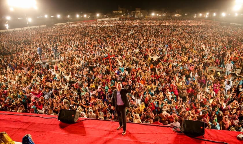 No Paquistão, o evangelista levou milhares a Jesus. (Foto: Evangelist Chris Mikkelson/Facebook)