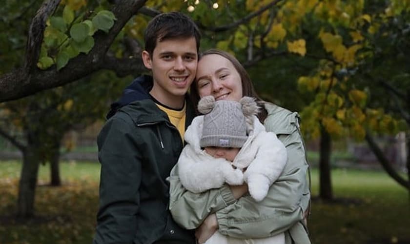 Vlad e Juliana com seu bebê: testemunho da proteção de Deus. (Foto: Reprodução / SGA)