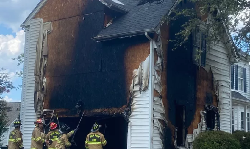 O fogo destruiu totalmente a casa, mas a família Smith foi protegida por Deus. (Foto: GoFundMe).