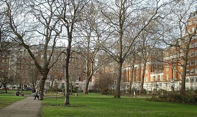 Tavistock Square, em Bloomsbury London, onde fica a Clínica Tavistock, fundada em 1920. (Foto: Reprodução/Wikipedia)