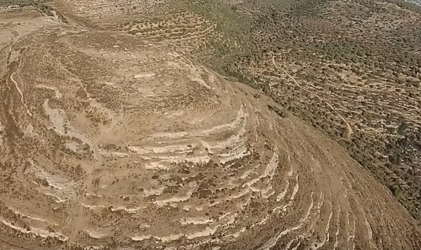 Kh. Tibneh, na região montanhosa de Efraim, é identificado como Timnath Serah - o local de sepultamento de Josué de acordo com a Bíblia. (Captura de tela/BibleWalks)