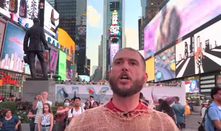 Phillip Blair prega na Times Square, em Nova York. (Captura de tela/Torch of Christ Ministries)