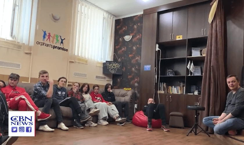Os voluntários da Orphan's Promise ajudam refugiados na cidade ocupada de Berdyansk, na Ucrânia. (Captura de tela/CBN News)