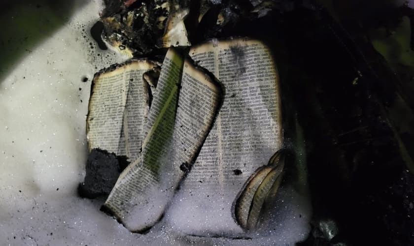 Os bombeiros acharam o exemplar da Palavra de Deus ileso, aberto em 1 e 2 Crônicas. (Foto: Facebook/Rustburg Volunteer Fire Department).