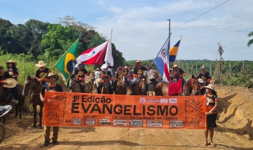 Cavalgada em Óbidos leva mensagem do Evangelho à comunidade. (Foto: Reprodução/Facebook/AD Óbidos)