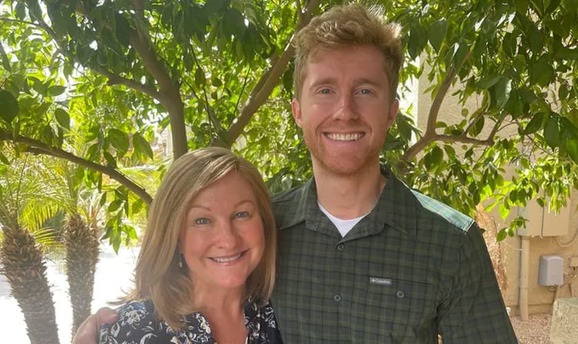 Matt deixou o cabelo crescer durante 2 anos para dar uma linda peruca loira à Melanie. (Foto: Facebook/Melanie Kimball Shaha).